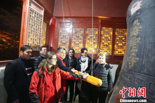 外国留学生在寿圣寺敲响零点祈福钟声。 主办方供图