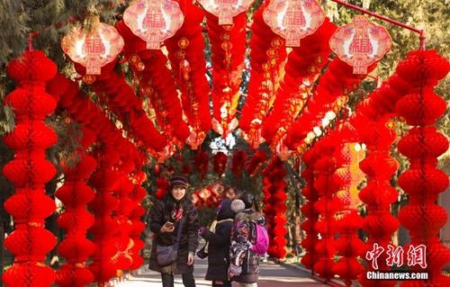 资料图：北京街头张灯结彩迎新年。<a target='_blank' href='http://www.chinanews.com/'>中新社</a>记者 侯宇 摄