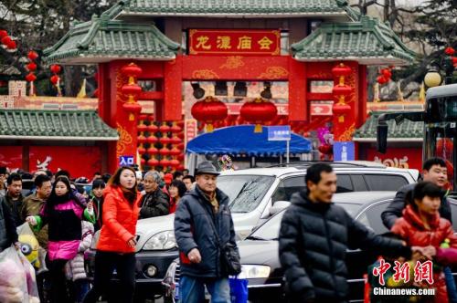 资料图：中国传统新年的正月初一，北京龙潭庙会上人潮涌动。<a target='_blank' href='http://www.chinanews.com/'>中新社</a>发 陆欣 摄