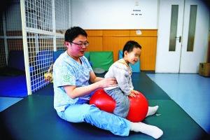 儿童医院康复师多年坚守：孩子能正常跑跳就值了