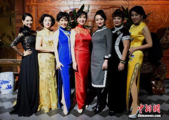 渝台两地女企业家身着旗袍服饰合影留念。周毅 摄