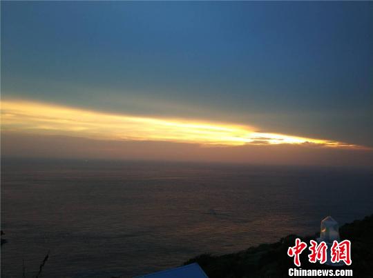 “灯塔人”海中守护不灭微光：照亮回家的路