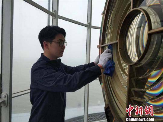 图为“灯塔人”进行灯塔日常维护工作 采访对象供图