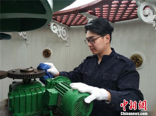 图为“灯塔人”进行灯塔日常维护工作 采访对象供图