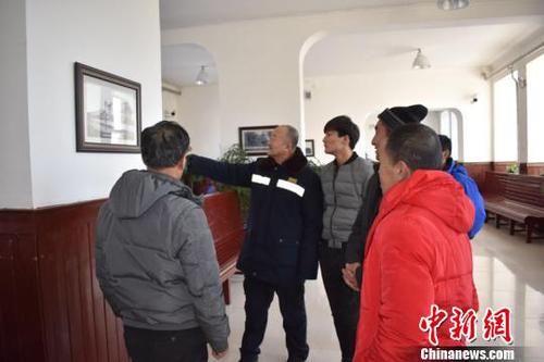 图为马德库讲解历史。　李继坤 摄