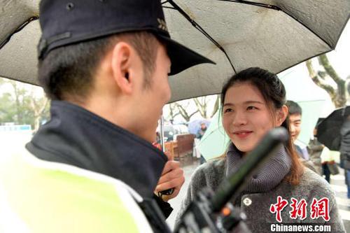 杭州民警新春值守妻子“探班”上演断桥相会　　