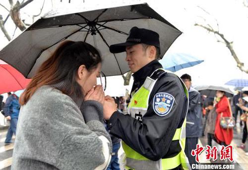 妻子朱佩誉前来“探班”?！±钣?摄