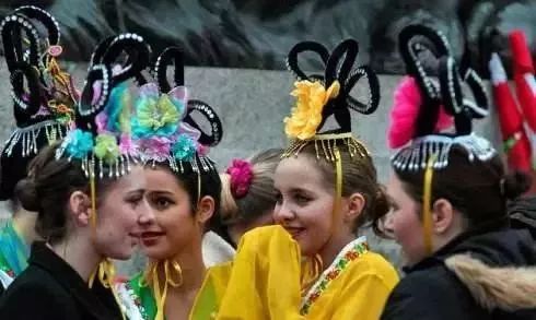 这个德国小镇居民自称是中国人 还在春节狂欢游行