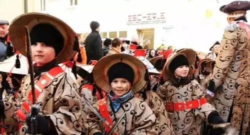 这个德国小镇居民自称是中国人 还在春节狂欢游行