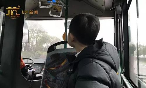 14岁男孩大过年每天坐6趟公交车 只为了一句承诺