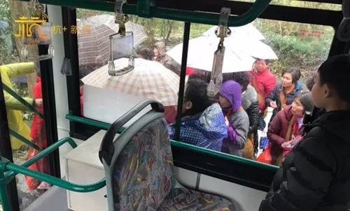 14岁男孩大过年每天坐6趟公交车 只为了一句承诺