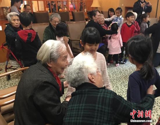 图为在双井恭和苑养老院，老人们与幼儿园小朋友一起做游戏。<a target='_blank' href='http://www.chinanews.com/'>中新社</a>记者 杜燕 摄