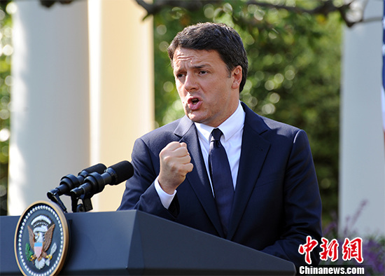 意大利总理伦齐当地时间10月18日正式访问白宫，与美国总统奥巴马会晤。伦齐说，在人们面临恐惧的时代，大家应建造人与人之间的桥梁，而非“筑墙”。美媒普遍认为，伦齐此番言论是在“间接批评”美国共和党总统候选人特朗普关于在美墨边境筑墙以阻挡非法移民的主张。<a target='_blank' href='http://www.chinanews.com/'>中新社</a>记者 张蔚然 摄