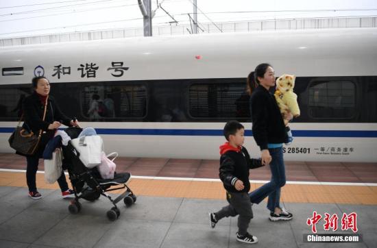 资料图：各地迎来返程客流高峰。 <a target='_blank' href='http://www.chinanews.com/'>中新社</a>记者 刘忠俊 摄