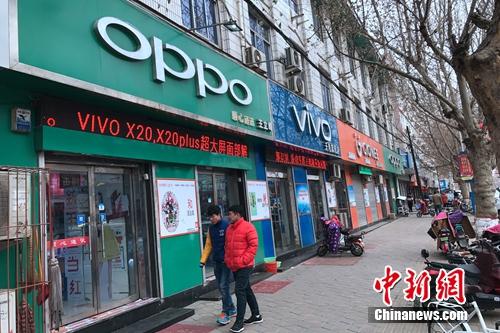 县城手机专卖店，OPPO和vivo居多。<a target='_blank' href='http://www.chinanews.com/' >中新网</a> 吴涛 摄