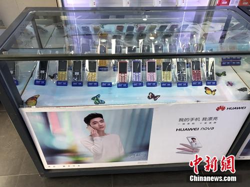 某手机专卖店展示的老年机型。<a target='_blank' href='http://www.chinanews.com/' >中新网</a> 吴涛 摄