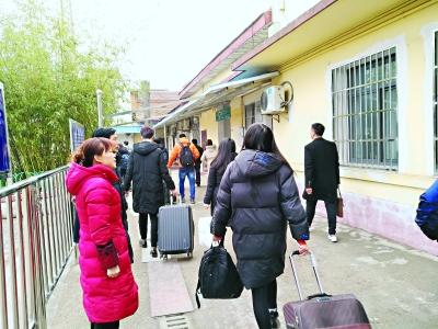 曾九霞(左一) 笑迎出行旅客 通讯员苏庆丰 摄