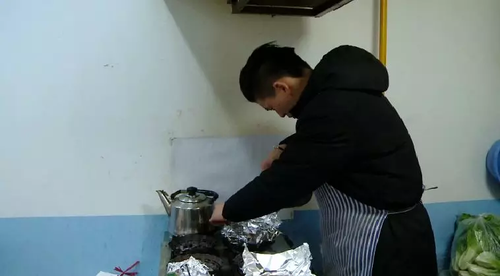 店主贴歇业告示被迫回家相亲爆红 真人长这样