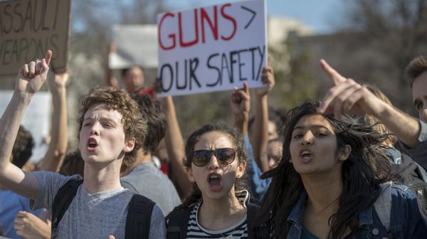 美枪支管控困难枪击案频发 美媒：看看中国