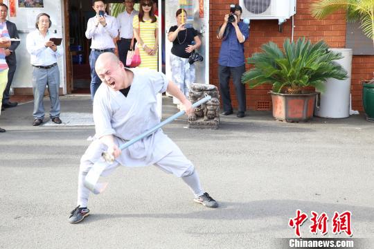 中国侨网少林武僧精彩表演。　樊南　摄