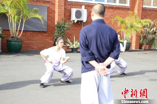 少林武僧指导悉尼当地学员习武?！》?摄