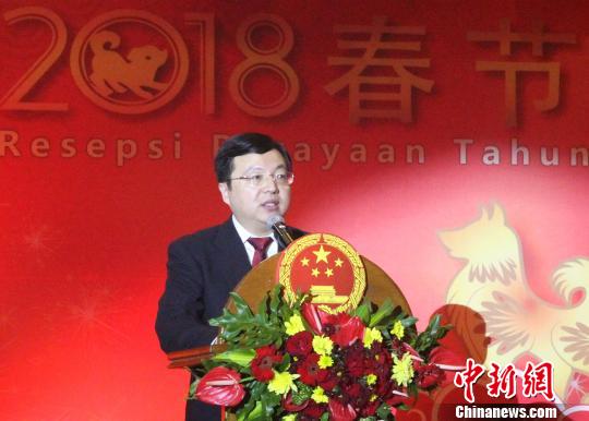 图为中国驻印尼登巴萨代总领事陈巍向与会嘉宾致以节日问候和新年祝福?！×钟来?摄