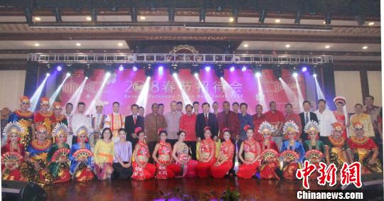 图为来宾与两国艺术家合影。　林永传 摄