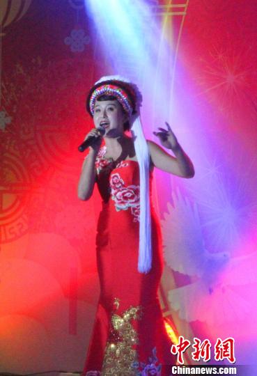 图为女声独唱《小河淌水》?！×钟来?摄