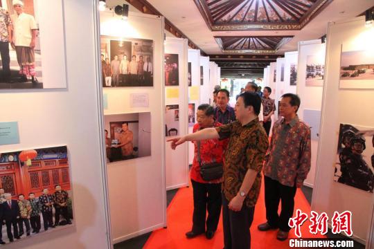 中国侨网由中国驻印尼登巴萨总领馆举办的“新时代中国”大型图片展，21日在印尼巴厘艺术中心开幕。图为中国驻印尼登巴萨代总领事陈?。ㄇ埃┯肜幢鲆煌喂弁计?。