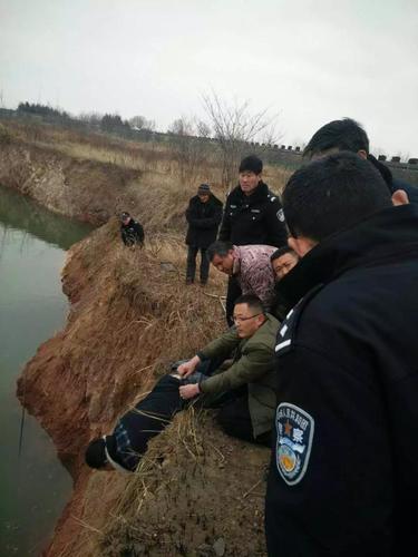 女子轻生跳水 警民联手猴子捞月将其救出