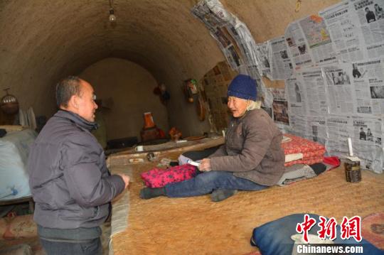 张瑞廷已经在大山里服务了45年，是周围9个自然村2000多位村民的健康守护者?！『钜?摄