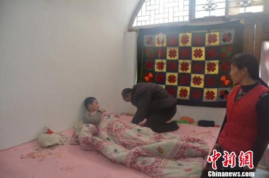 由于去县城交通不便，对于常见病，村民们都不愿意跑去县城，一个电话张瑞廷就来了。　侯耀强 摄