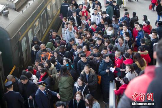 山西太原，民众排队乘车准备出行。张云 摄