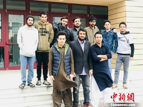 中国侨网哈里和王阳与华北理工大学国际教育中心临床医学专业的留学生合影留念?！『蛎鳌∩? style=