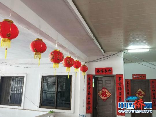 柬埔寨广肇学校外派教师的宿舍都贴上了春联、挂上了灯笼 钟欣 摄