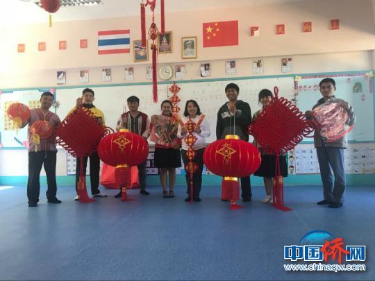 泰国夜丰颂拉诺政府学校的老师们一起分享分享收到的礼物.　钟欣 摄