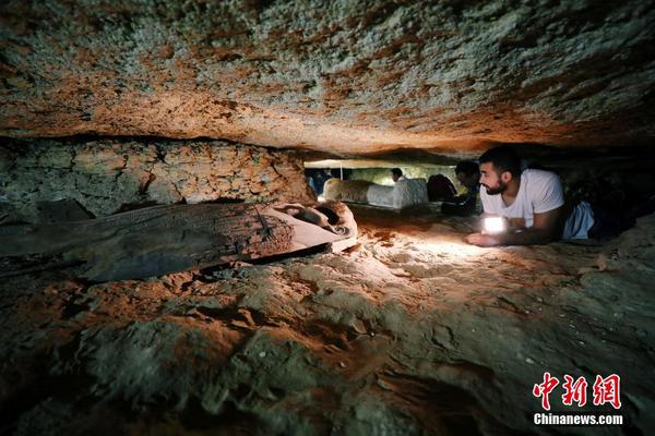 当地时间2018年2月24日，埃及明亚，埃及古文物部部长阿纳尼（Khaled al-Anani）发表声明称，埃及考古学家在开罗南部明亚发现了一个包括有八座坟墓和大约四十个石棺的大型墓地。2