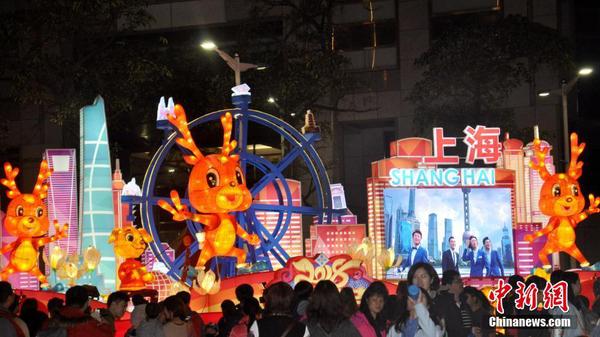 2月24日晚18时，为期9天的“2018台北灯节”登场，上?；ǖ频谌炔渭犹ū钡平?，吸引民众参观合影。据上海市旅游局市场推广处处长沈超介绍，此次参展的花灯是在上海完成制作后运到台北的，由上海旅游节花灯制作团队打造，做工精良。