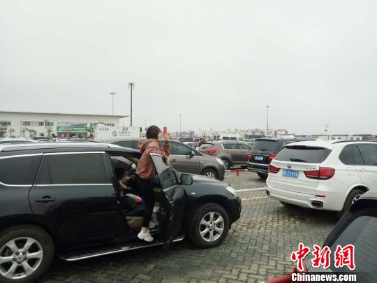 春节期间，受琼州海峡大雾影响，大量车辆旅客滞留海口?！∫Ｃ?摄