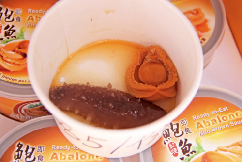 5美元一份的鲍鱼海参餐，许多游人买来边走边吃。（美国《世界日报》／记者李晗 摄影）