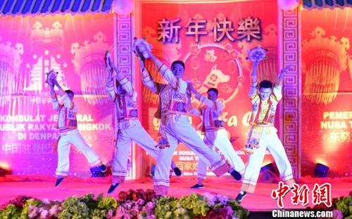 中国侨网由中国驻印尼登巴萨总领馆与印尼东努省政府联合举办的2018年新春庆祝晚会，25日晚在印尼东努省会古邦市政府礼堂举行。中国云南省艺术团与印尼东努省演员同台献艺，精彩演出赢得阵阵掌声?！≈泄び∧岬前腿芰旃?供图