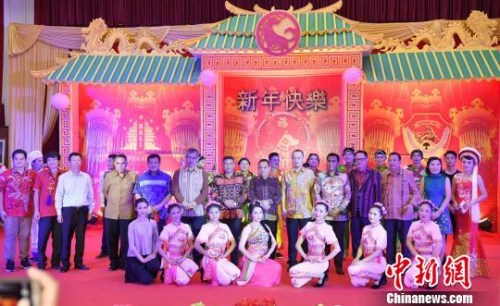 图为来宾与演员合影?！≈泄び∧岬前腿芰旃?供图 摄