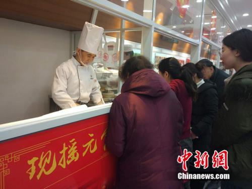 于伯军的现场展示吸引了不少北京市民围观。<a target='_blank' href='http://www.chinanews.com/' >中新网</a> 李金磊 摄