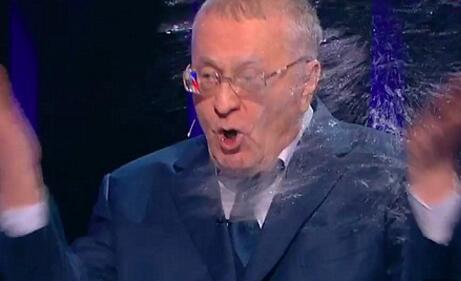 俄大选电视辩论现闹剧：普京恩师之女怒泼对手