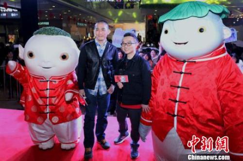 《捉妖记2》主演梁朝伟、导演许诚毅与粉丝们合影?！°蟛?摄