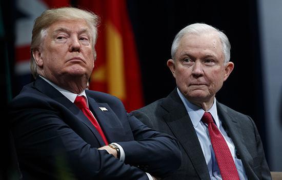 特朗普和司法部长塞申斯。东方IC 资料图