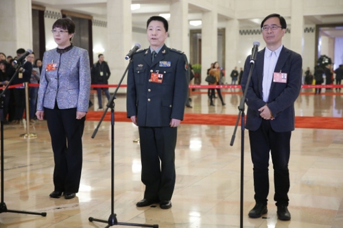 （5）全国政协委员接受采访