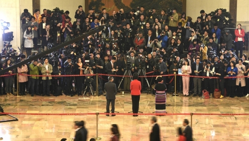 （16）全国政协委员接受采访