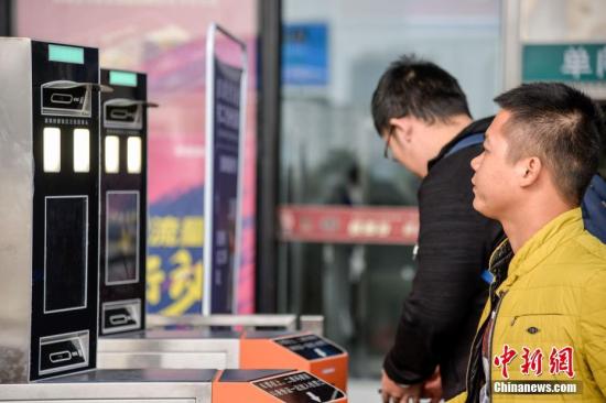 资料图：高科技投入春运，旅客“刷脸”进站。洪坚鹏 摄