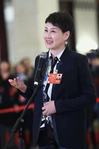 央视从不说话的女主播委员通道上教了这个手语